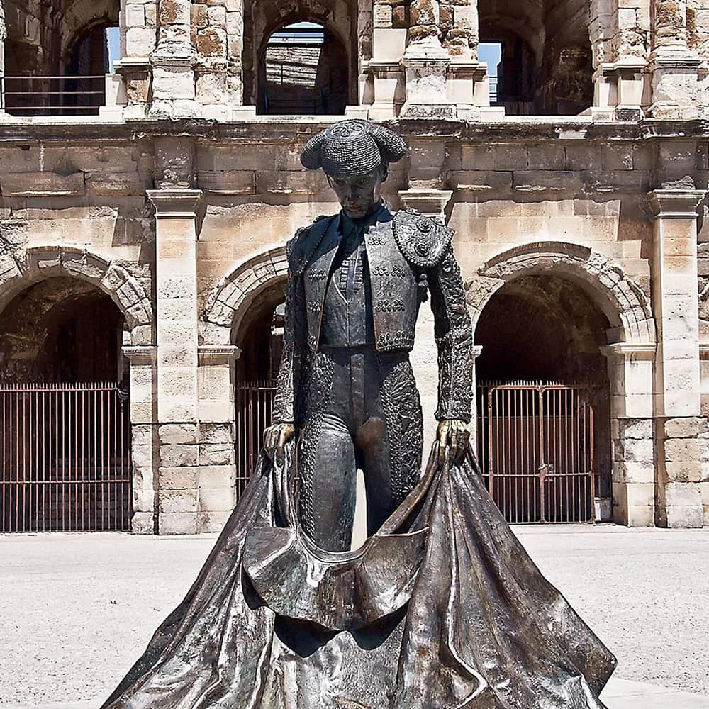 Statue du torera devant les arènes de Nîmes, quartier où s'installer dans le Gard